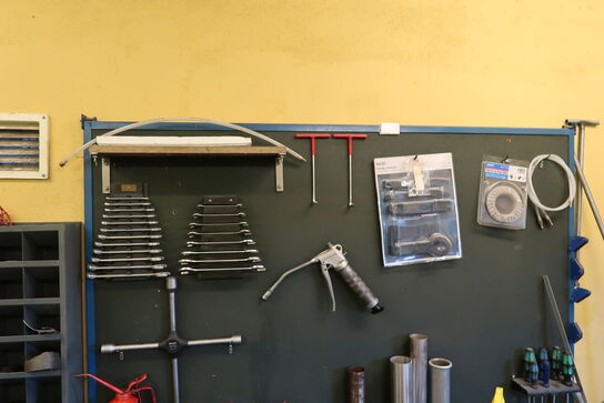 Arbejdsbord med skruestik samt værktøjstavle med div. Værktøj