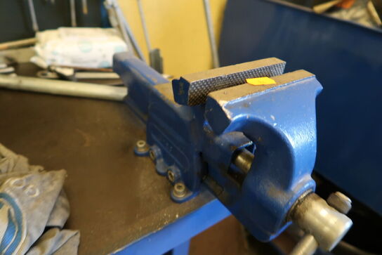 Arbejdsbord med skruestik samt værktøjstavle med div. Værktøj