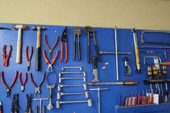 Arbejdsbord med skruestik samt værktøjstavle med div. Værktøj