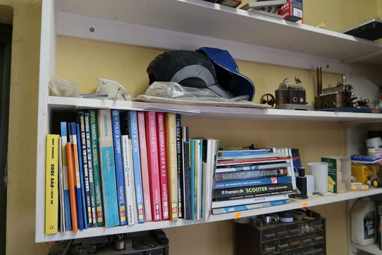 Div. Plejemidler, skruer, møtrikker, racerbiler m.m.