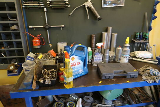 Arbejdsbord med skruestik samt værktøjstavle med div. Værktøj