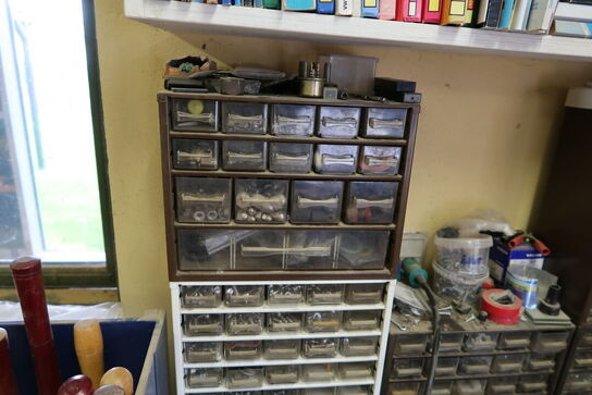 Div. Plejemidler, skruer, møtrikker, racerbiler m.m.