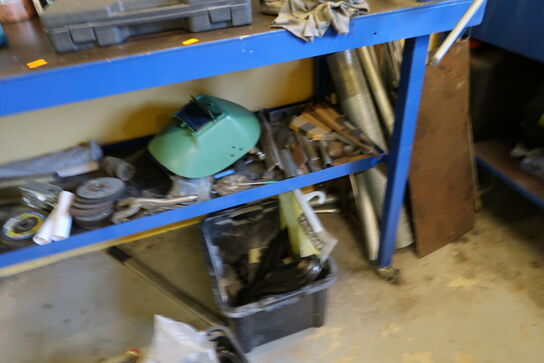 Arbejdsbord med skruestik samt værktøjstavle med div. Værktøj