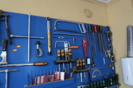 Arbejdsbord med skruestik samt værktøjstavle med div. Værktøj