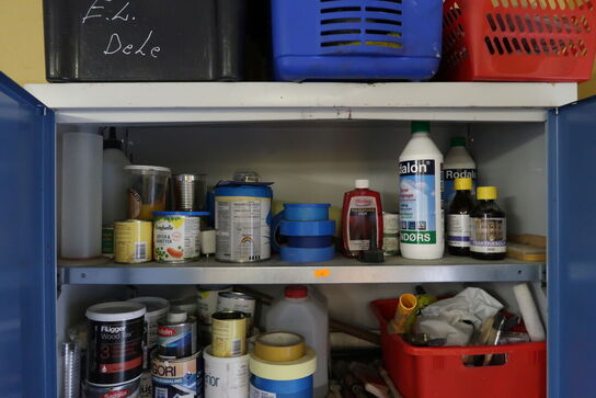 Stålskab med div. Plejemidler, maling m.m.