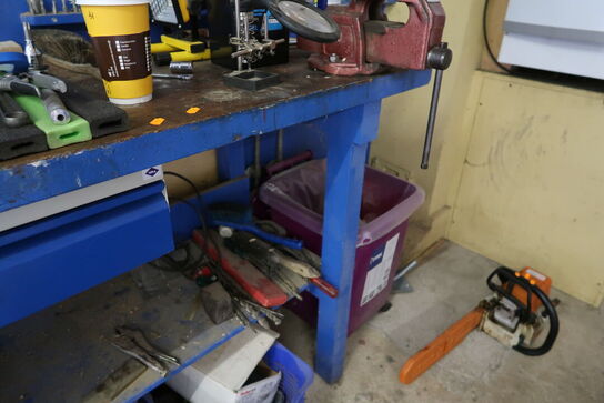 Arbejdsbord med skruestik samt værktøjstavle med div. Værktøj