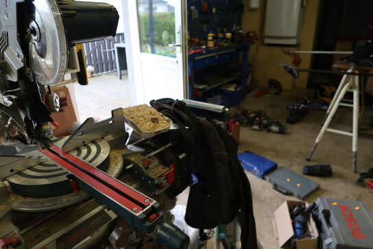 Kap/geringssav BOSCH Professional GCM 8 SJL med stativ