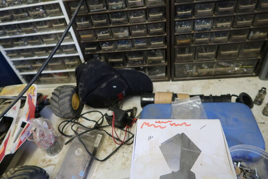 Div. Plejemidler, skruer, møtrikker, racerbiler m.m.