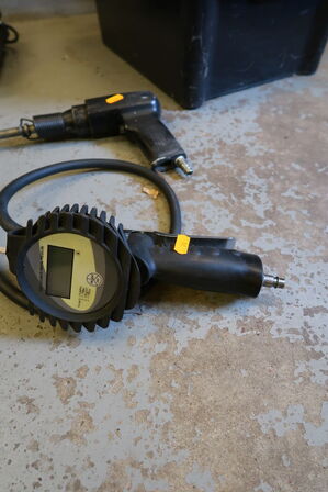 Trykluft værktøj samt trykluftpumpe 