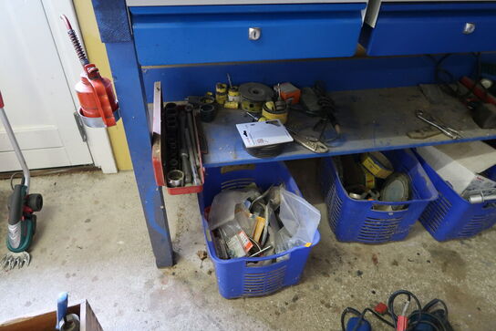 Arbejdsbord med skruestik samt værktøjstavle med div. Værktøj
