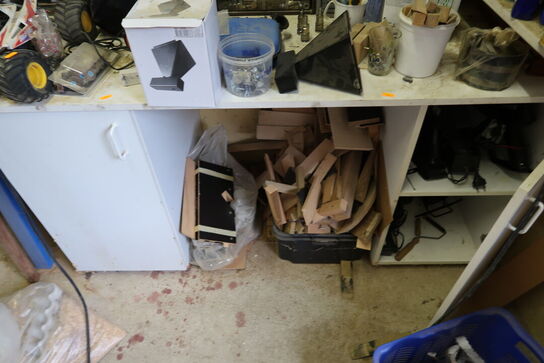 Div. Plejemidler, skruer, møtrikker, racerbiler m.m.