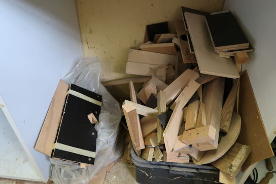 Div. Plejemidler, skruer, møtrikker, racerbiler m.m.