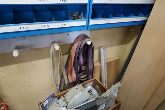 Løftekrog, sandpapir m.m.