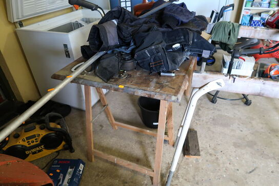 Bordplade med 2 stk. bukke uden indhold