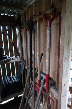 Trillebør, bordsav, trappestige, sækkevogn m.m.