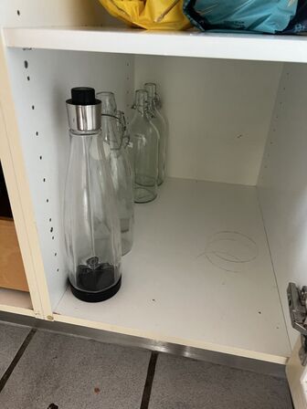 Alt indhold i skuffer og skabe (se billeder)