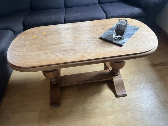 Hjørnesofa i mørkt stof samt sofabord