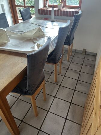 Spisebord i massiv eg samt 6 spisebordsstole
