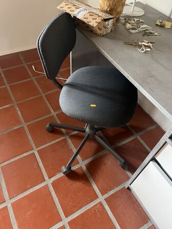 Skrivebord m. kontorstol, lampe & plante
