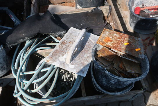 Palle med div. Værktøj og varelager