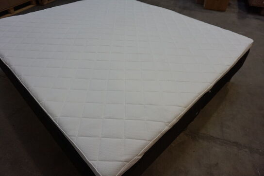 Huma Premium boxmadras seng med 70 mm. topmadras og stålben 180x200 cm 