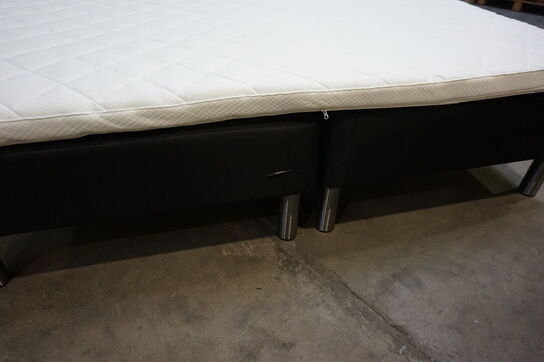 Huma Premium boxmadras seng med 70 mm. topmadras og stålben 180x200 cm 