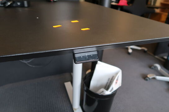 El. hæve/sænke skrivebord uden indhold med skuffemodul