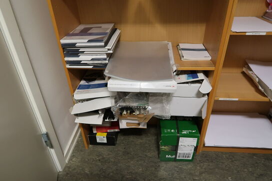 2 stk. reoler med indhold