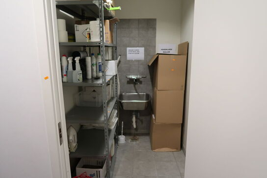 Lagerreol med div. Rengøringsmidler/rengøringsartikler