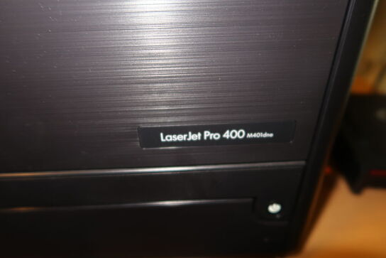 Printer HP LaserJet Pro 400 med tastatur og mus