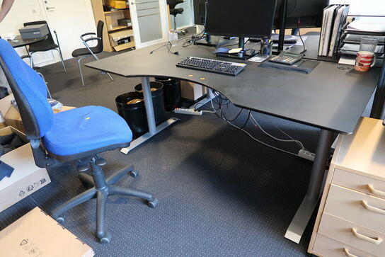 El. hæve/sænke skrivebord uden indhold samt kontorstol