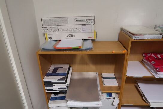 2 stk. reoler med indhold