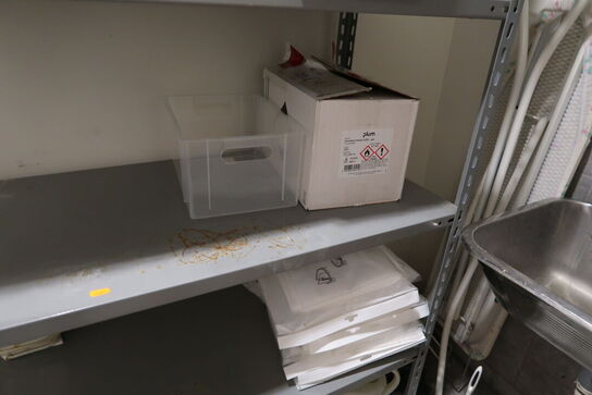 Lagerreol med div. Rengøringsmidler/rengøringsartikler