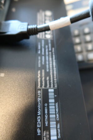 2 stk. computerskærme HP E243i med tastatur og mus