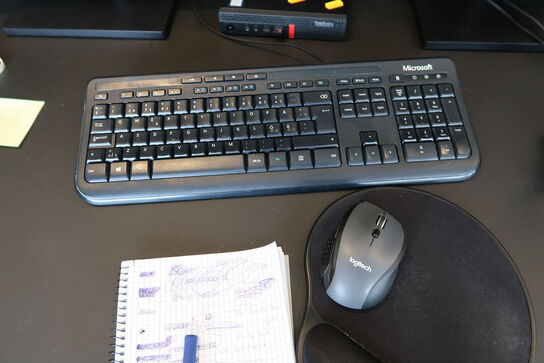 2 stk. computerskærme SAMSUNG S24C450/S24E450, tastatur og mus