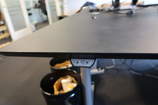 El. hæve/sænke skrivebord uden indhold samt kontorstol