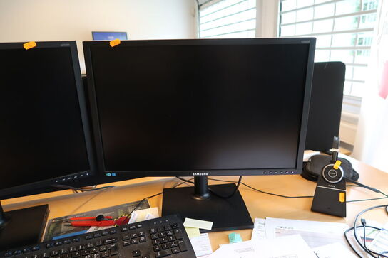 2 stk. computerskærme SAMSUNG S24E650 med tastatur og mus