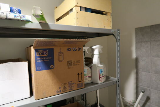 Lagerreol med div. Rengøringsmidler/rengøringsartikler