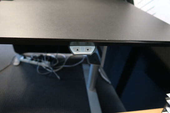 El. hæve/sænke skrivebord uden indhold samt skuffemodul