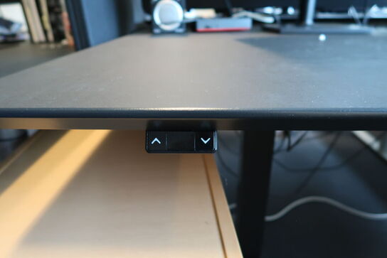 El. hæve/sænke skrivebord uden indhold samt skuffemodul