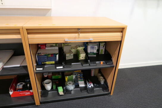 2 stk. jalousiskabe med div. Kontorartikler