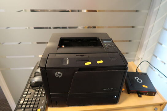 Printer HP LaserJet Pro 400 med tastatur og mus