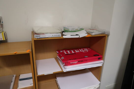 2 stk. reoler med indhold