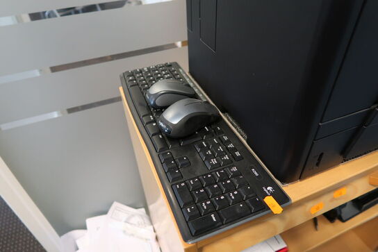 Printer HP LaserJet Pro 400 med tastatur og mus