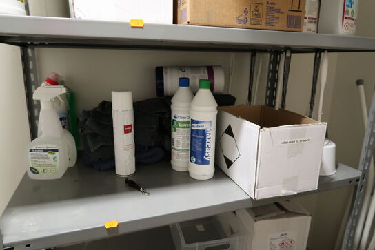 Lagerreol med div. Rengøringsmidler/rengøringsartikler