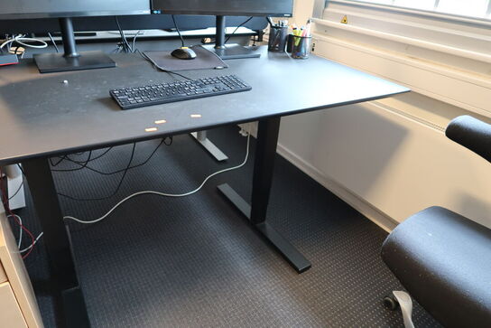 El. hæve/sænke skrivebord uden indhold samt skuffemodul