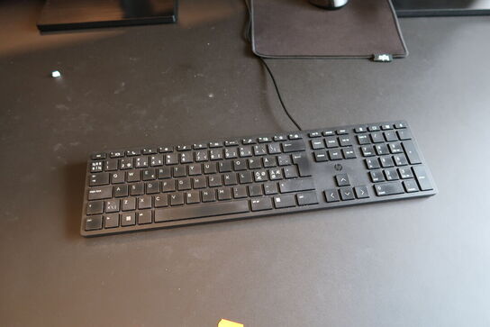 2 stk. computerskærme SAMSUNG F27T450FQR, tastatur og mus