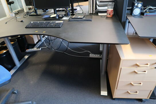 El. hæve/sænke skrivebord uden indhold samt kontorstol