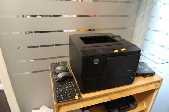 Printer HP LaserJet Pro 400 med tastatur og mus