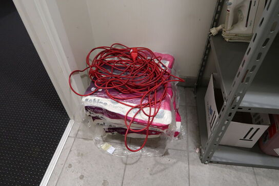 Lagerreol med div. Rengøringsmidler/rengøringsartikler